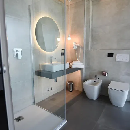 Waldorf Hotel 4*
