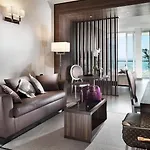 Waldorf Hotel 4*