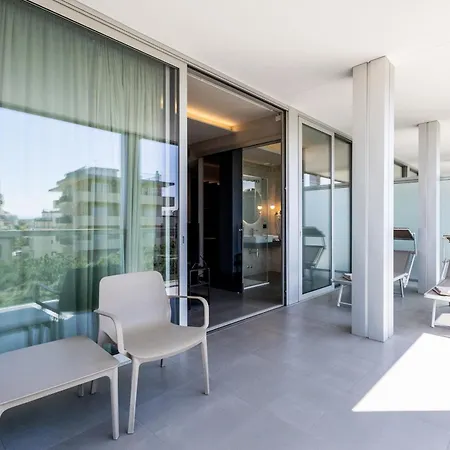 Waldorf Hotel 4*