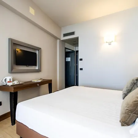 Waldorf Hotel 4*