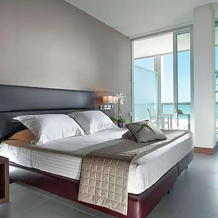 Отель Waldorf 4*