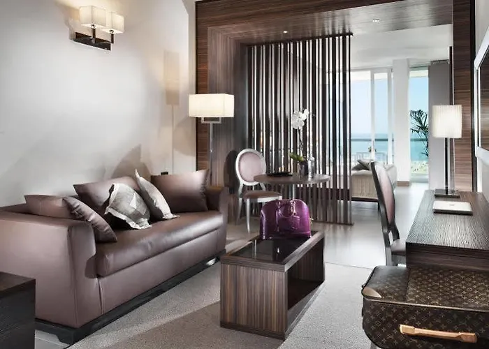 Waldorf Hotel 4*