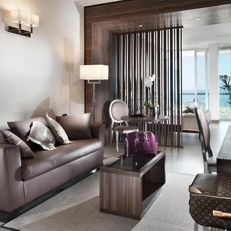 Waldorf Hotel 4*
