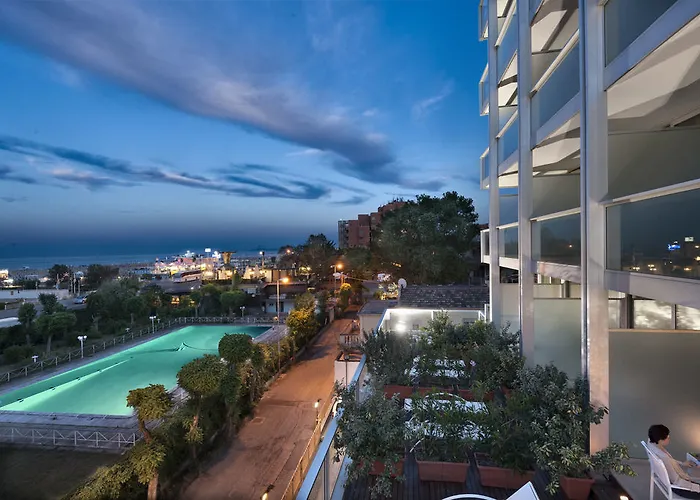 Waldorf Hotel 4*